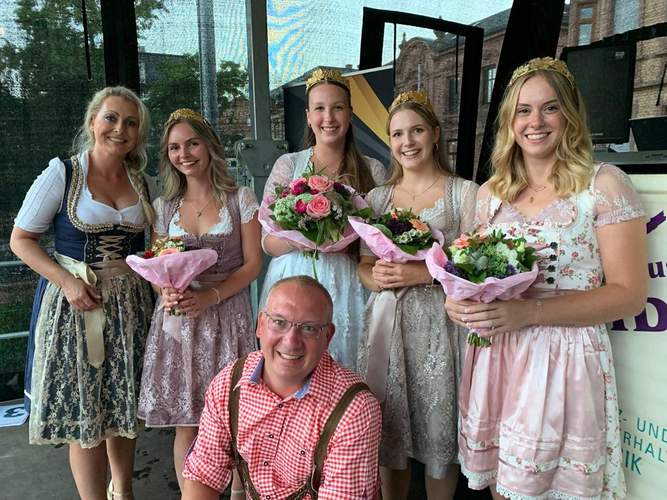 Die regionalen Weinhoheiten machen schon einmal vor mit dem Dirndl ...