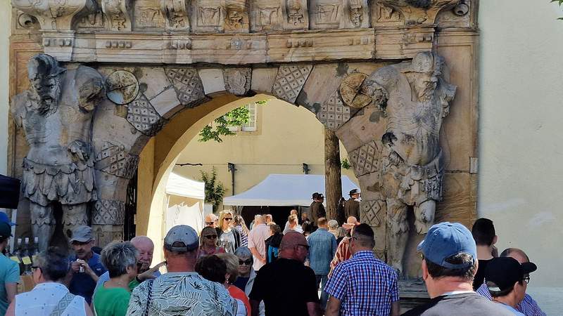 Bezeichnend. Für das "Gewicht" des deutsch-französischen Bauernmarktes in BZA. Mit über 100 Beschickern. Das Portal zum Schlossinnenhof, das von 2 Titanen getragen wird.