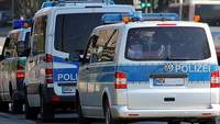Mit mehreren Einsatzwagen war die Polizei in Maximiliansau wegen einer Messerattacke unter Jugendlichen im Einsatz.
