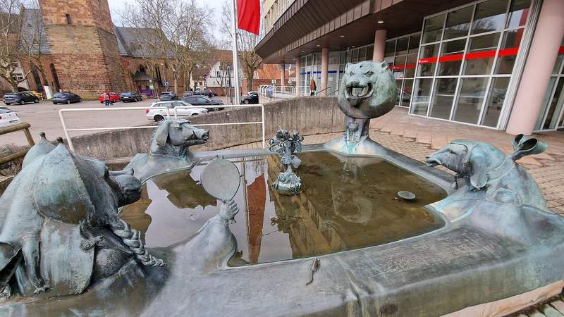 Ein Brunnen, den der NWer Künstler Gernot Rumpf geschaffen hat. Der Weinbrunnen an der Weinstraße vor dem Messplatz (Sparkasse). Wer genau hinsieht entdeckt schon hier ... Foto. rw.