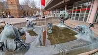 Ein Brunnen, den der NWer Künstler Gernot Rumpf geschaffen hat. Der Weinbrunnen an der Weinstraße vor dem Messplatz (Sparkasse). Wer genau hinsieht entdeckt schon hier ... Foto. rw.