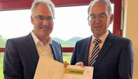 Landrat Dietmar Seefeldt (links) erhielt die Ernennungsurkunde aus den Händen des Ersten Kreisbeigeordneten Georg Kern. Foto: KV SÜW