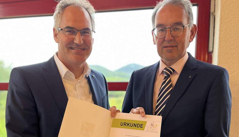 Landrat Dietmar Seefeldt (links) erhielt die Ernennungsurkunde aus den Händen des Ersten Kreisbeigeordneten Georg Kern. Foto: KV SÜW
