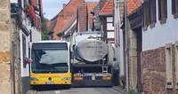 Tja, die Fahrzeuge werden immer breiter, die alten Dorfstraßen aber nicht. Ineinander verhakt. Ein Linienbus und ein Traubenlaster in Pleisweiler. 