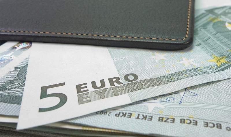 Ein Schüler hat in Edenkoben ein Bündel Bargeld auf der Straße gefunden und ehrlicher Weise bei der Polizei abgegeben. 