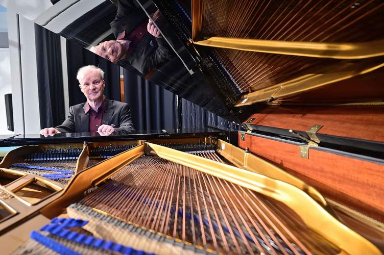 Kolja Lessing spielt mit dem deutsch-französischen Orchester. Foto. Wolfgang Schmidt. Sächsische Mozart-Gesellschaft. Frei.