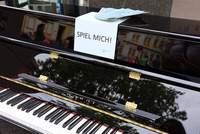 Die „Spiel mich!“-Klaviere suchen auch im Sommer 2025 wieder ein temporäres Zuhause in der LDer Innenstadt. Foto. Stadt. LD. Frei.