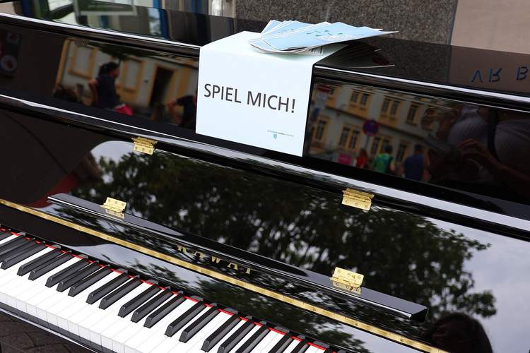 Die „Spiel mich!“-Klaviere suchen auch im Sommer 2025 wieder ein temporäres Zuhause in der LDer Innenstadt. Foto. Stadt. LD. Frei.