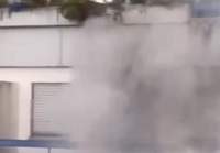 Qualm dringt aus einer Wohnung im 2. OG eines Mehrparteienhauses in der Mozartstraße in BZA am heutigen Dienstagabend. 