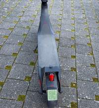 Mit einem E-Scooter ist ein Unbekannter in LD gegen einen Mini-Cooper geschrappt und abgehauen. 