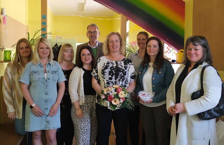 In der kommunalen Kita Böchingen von links nach rechts. Ramona Renno (Elternbeirat), Sarah Vollmar (Ortsbürgermeisterin), Heike Kleinsmann (Elternbeirat), Selina Schweppenheiser (Elternbeirat), Georg Kern (Erster Kreisbeigeordneter), Tina Cattarius (Kita-Leiterin), Anna Groneß (Fachberaterin Kindertagesstätten beim Kreisjugendamt), Nicole Krieger (stellvertretende Kita-Leiterin) und Hannelore Schlageter (Leiterin Kreisjugendamt). Foto. KV. SÜW. Frei.