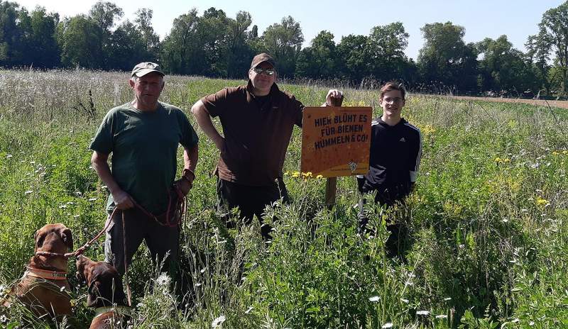 Bernhard Bäcker (Mitte) mit Joshua Fuchs (Praktikant) und Jagdpächter Reinhard Lutz auf der Wiese. Foto. VG. Edenkoben. Frei.