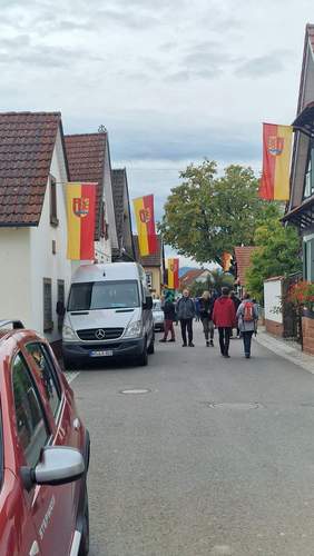 Sie wissen sich zu präsentieren. Die Dierbacher. Einmal im Jahr. Selbst in den Seitenstraßen wurde die Ortsfahne fleißig gehisst. Foto. rw. 