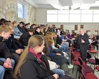  „Schülertage 2025 79": Bernhard Kaas, Referent für Religionsunterricht an Gymnasien und Integrierten Gesamtschulen im Gespräch mit Schülern. Foto. Klaus Landry. Frei.