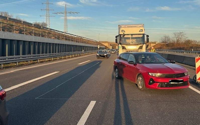 ... sowie schon zweieinhalb Stunden zuvor. Beides Mal haben die Brummifahrer beim Spurwechsel die neben ihnen fahrenden Pkw übersehen.