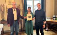 Die Vorsitzende des Klimarates Verena Hofmann bei der feierlichen Übergabe des Bürgergutachtens an OB Dominik Geißler und Bürgermeister Lukas Hartmann. Foto. Stadt. LD. Pressefrei.