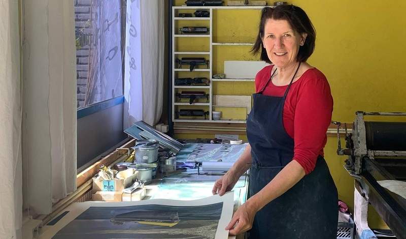 Druckgrafikerin Christina Simon aus Weißenfels ist zu Gast in der Winkeldruckerei in SP. Foto. Chantal E. Ariens. Pressefrei.
