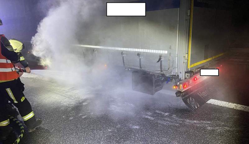 Die Feuerwehr Haßloch konnte den Brand in einem Lkw-Anhänger auf der A 65 bei Haßloch rasch löschen. 