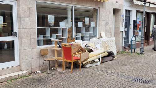 28.11.2025 - Momentaufnahme. Müll einfach Mal vor die Tür gestellt. Ohne Abholtermin. Schöner 1. Advent.