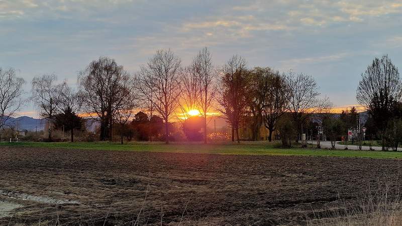 Sonnenuntergang über Steinfeld. Am gestrigen Dienstagabend. Fotografiert vom P-Platz des Sportgeländes aus. Südlich des Dorfes. Foto. rw.