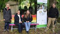 Die städtische Ehrenamtsbeauftragte Angelika Kemmler, Projektleiterin Dr. Deborah Williger, die Leiterin der städtischen Friedhofsverwaltung Julia Kempf und Tobias Dietz vom Schreinerei Werkstatt Projekt Landau (v. l. nr.) freuen sich über die neue Regenbogenbank auf dem jüdischen Grabfeld in Landau. Foto. Stadt. LD. Frei. 