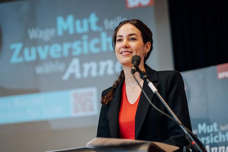 Von der SPD SÜW auf den Schild im Kampf ums Landratsamt gehoben. Die in Silz aufgewachsene Anna Bendel. Foto. Philipp Moch. Foto. Momentewerk. Frei. 