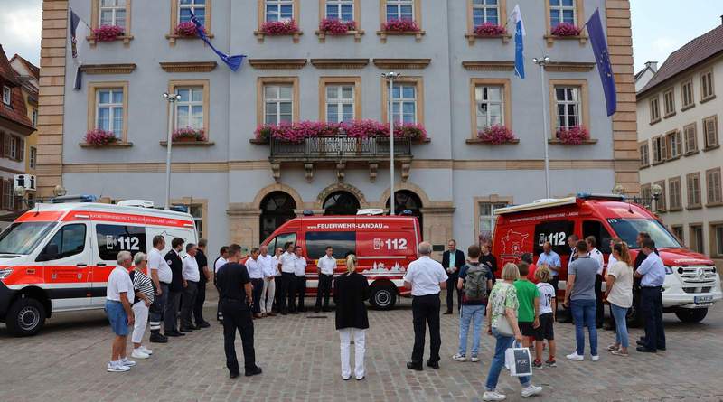 Ein Beispiel der interkommunalen Zusammenarbeit im Brand- und Katastrophenschutz ist die gemeinsame Beschaffung von Fahrzeugen. Im Juli 2024 wurden gleich drei Fahrzeuge auf dem Rathausplatz in LD offiziell übergeben. Für die gemeinsame Schnelleinsatzgruppe und den gemeinsamen Katastrophenschutz, die jeweils zusammen beschafft wurden, sowie für die Freiwillige Feuerwehr LD. Archivfoto. Stadt. LD. Frei. 