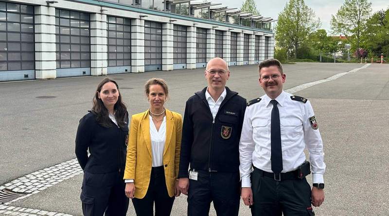 Besuch des Präsidenten des rheinland-pfälzischen Landesamtes für Brand- und Katastrophenschutz bei der Freiwilligen Feuerwehr PS. Von links. Victoria Geisel, Brandreferendarin beim Landesamt für Brand- und Katastrophenschutz (LfBK). Sonja Heinlein, persönliche Referentin René Schubert. René Schubert, Präsident rheinland-pfälzisches Landesamt für Brand- und Katastrophenschutz (LfBK). Simon Tigges, Amtsleiter Brand- und Katastrophenschutz. Foto. Feuerwehr PS. Pressefrei.