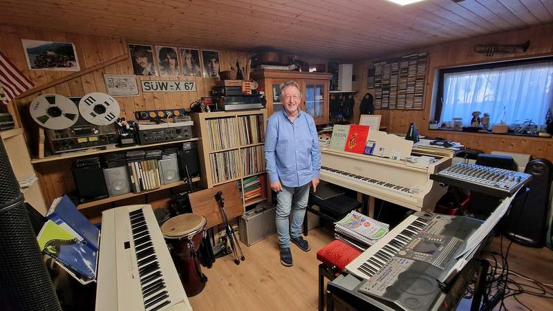 Das Musikus-Zimmer im Keller des Kusenbach-Hauses. Tasten, wohin man nur schaut. Und ganz oben hinten an der Wand hängen die Beatles. Foto. rw.