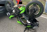 Die 19-jährige Motorradfahrerin hat nicht aufgepasst und ist einem Auto aufgefahren und hat sich dann überschlagen. Passiert am Freitag in LD. 
