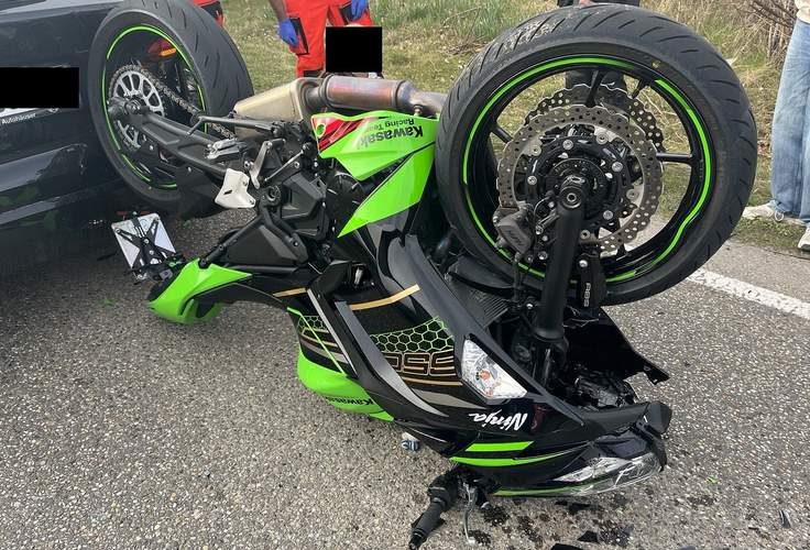 Die 19-jährige Motorradfahrerin hat nicht aufgepasst und ist einem Auto aufgefahren und hat sich dann überschlagen. Passiert am Freitag in LD. 