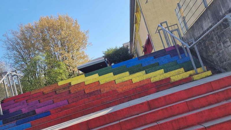 Vor knapp einer Woche hat der Flagge-Sprayer die Treppe zur Böhämmer-Grundschule in BZA mit schwarz-rot-gold belegt. Das schwarz ist heute dem Regenbogen gewichen. Foto. rw. 