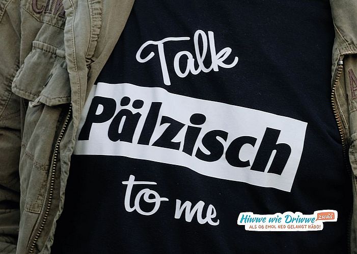 Ein T-Shirt aus den USA mit der Aufschrift „Talk Pälzisch to me", also „Sprich Pälzisch mit mir". Foto. Hiwwe wie driwwe. Benjamin Wagener. Frei. 