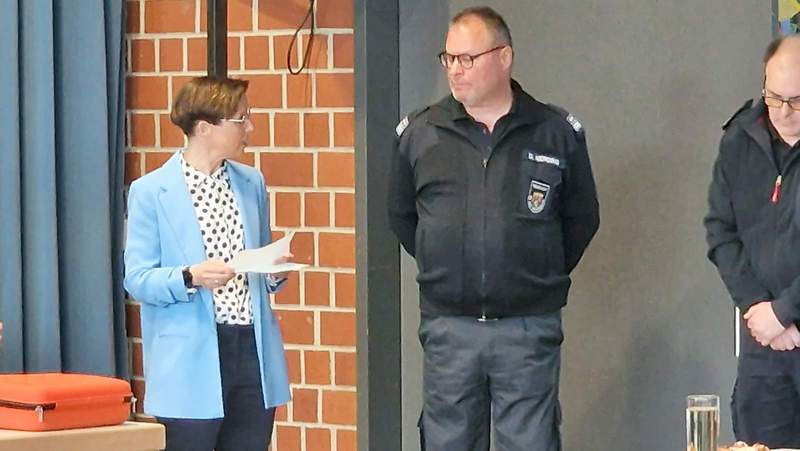 Verabschiedung von Wehrleiter Dirk Nerding durch die Bürgermeisterin der VG BZA, Kathrin Flory, am Dienstagabend bei der Ratssitzung in der Klingbachhalle in Klingenmünster. Foto. rw. 