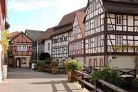 Die Stadtbürgermeisterin von Annweiler, Carmen Winter, lädt für kommenden Sonntag zum Neujahrsempfang ein. Unter anderem ist MP Alexander Schweitzer zu Gast. Hier ein Blick in die mittelalterliche Altstadt entlang der Queich. Foto. sp. 