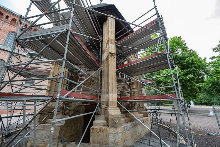 ... so auch der "Ölberg" zum Fuße des Gotteshauses. Fotos. Klaus Landry. Pressefrei.