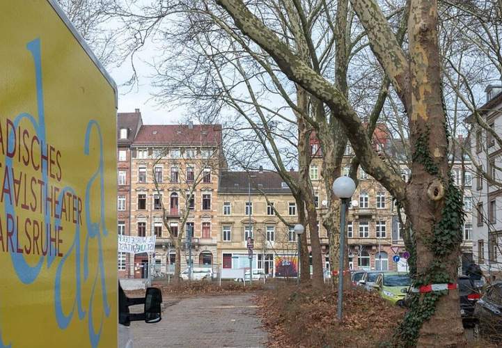 Das Badische Staatstheater in KA wird saniert und erweitert. Dazu müssen auch zunächst zwei Platanen weichen. Neupflanzungen sind vorgesehen. Foto. Stadt KA. Stefan Jehle. Frei.