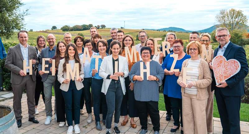 Die Mitarbeiter der VR-Bank SÜW-Wasgau, die in 2025 ihr Jubiläum feiern. Foto. VR-Bank. Pressefrei.