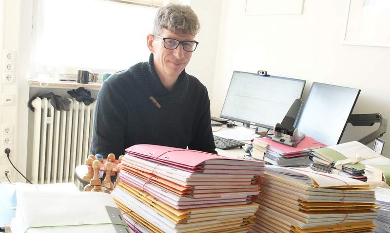 Noch vor Aktenbergen in Sachen Bauanträgen. Stefan Müller, Teamleiter der Unteren Bauaufsicht in der KV GER. Das soll sich ändern. Bald alles nur noch digital. Foto Kreis GER. mda. Frei. 