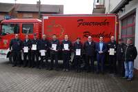 Die geehrten und entpflichteten Feuerwehrleute mit Bürgermeister Christian Burkhart (4.v.r.), Wehrleiter Bernd Pietsch (links) sowie Wehrführer Bernd Knorr (5.v.r.). Foto. VG. Annweiler. Frei.