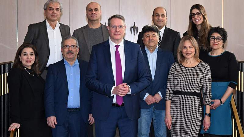 Schide Dagooghi (Leiterin Migration und Integration der Malteser Werke RLP/Hessen), Dr. Enayatollah Aazami (Vertreter der Deutsch-Iranischen Gesellschaft für Bildung und Integration), Mehdi Moazzami (Deutsch-Iranische Kunst- und Kulturinitiative MZ (DIKKIV) e. V.), Mehrdad Cheraghi (DIKKIV), Alexander Schweitzer (Ministerpräsident), Mehdi Jafari Gorzini (DIKKIV), Dr. Hamid Peseschkian (Vorsitzender der Bahá'í-Gemeinde MZ), Peimaneh Namazi-Lofink (Leiterin Institut zur Förderung von Bildung und Integration Mainz), Schlera Tarig (DIKKIV), Sima Hoesseini (Vorsitzende Beirat für Migration und Integration MZ). Foto. Staatskanzlei RLP/K. Schäfer. 