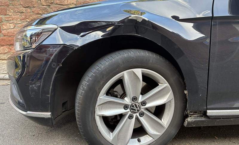 Dieser VW-Passat wurde in Edesheim beschädigt. Der verantwortliche Täter/Fahrer ist unerkannt verschwunden. 