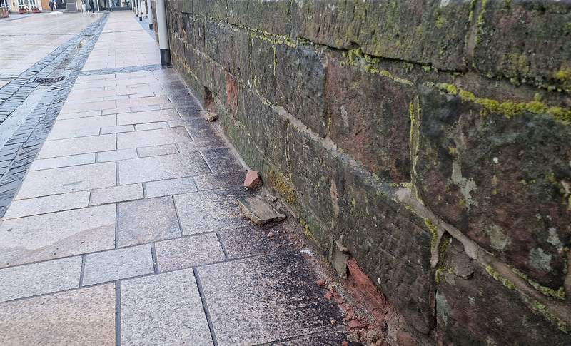 Die Mauer bei der Straßenbaubehörde Landesbetrieb Mobilität (LBM) in BZA bröselt auseinander. Foto. rw.