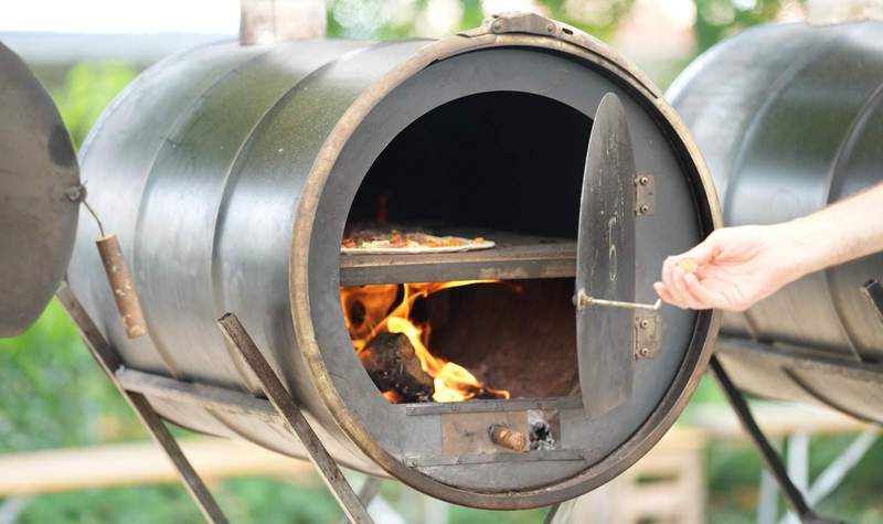 In Mörlheim dreht sich zwei Tage lang alles um knusprige Flammkuchen aus dem traditionell mit Rebknorzen befeuerten Ofen. Foto. Landjugend Mörlheim. Pressefrei. 