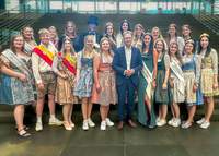 MdB Thomas Gebhart hat knapp 20 Südpfälzer Hoheiten in Berlin im Reichstagsgebäude, dem Sitz des Deutschen Bundestages, empfangen. 
