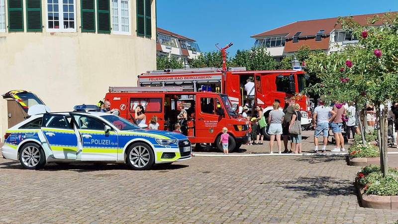 Feuerwehr und Polizei sind am Schloss mit ihren Fahrzeugen präsent. Foto. rw. 
