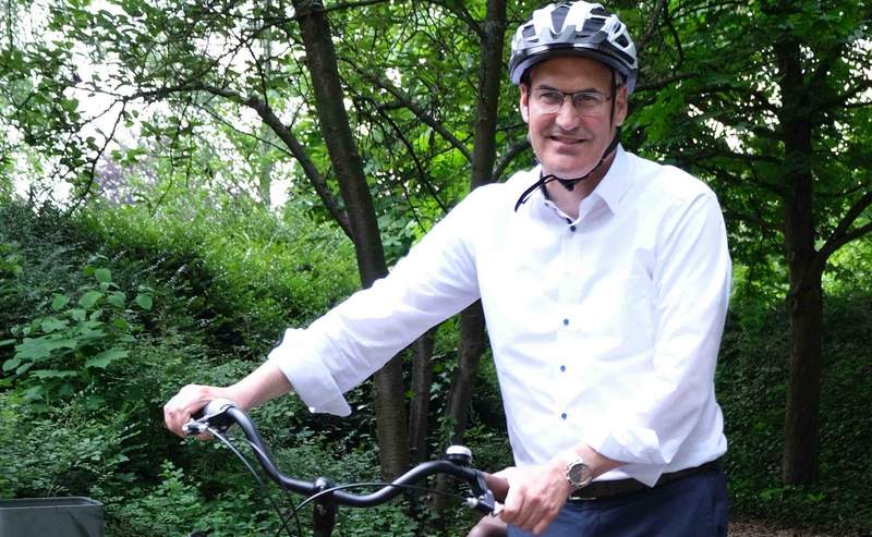 Landrat Dietmar Seefeldt nimmt an der Aktion „Wir Landkreise strampeln uns ab!" in MZ teil. Archivfoto. KV. SÜW. Frei. 