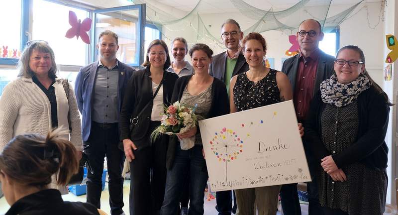 In der protestantischen Kita „KiSenTa" Rohrbach von links nach rechts. Hannelore Schlageter (Leiterin Kreisjugendamt), Thomas Kienzler (Ortsbürgermeister Rohrbach), Sina Littig (Beigeordnete Ortsgemeinde Rohrbach), Anna Groneß (Fachberaterin Kindertagesstätten beim Kreisjugendamt), Daniela Rapp (Kita-Leiterin), Georg Kern (Erster Kreisbeigeordneter), Anja Jetter (stellvertretende Kita-Leiterin), Dietmar Zoller (Dekan des Protestantischen Kirchenbezirks BZA) und Charlotte Ottenstein (1. Vorsitzende des Elternausschusses). Foto. KV. SÜW. Frei.