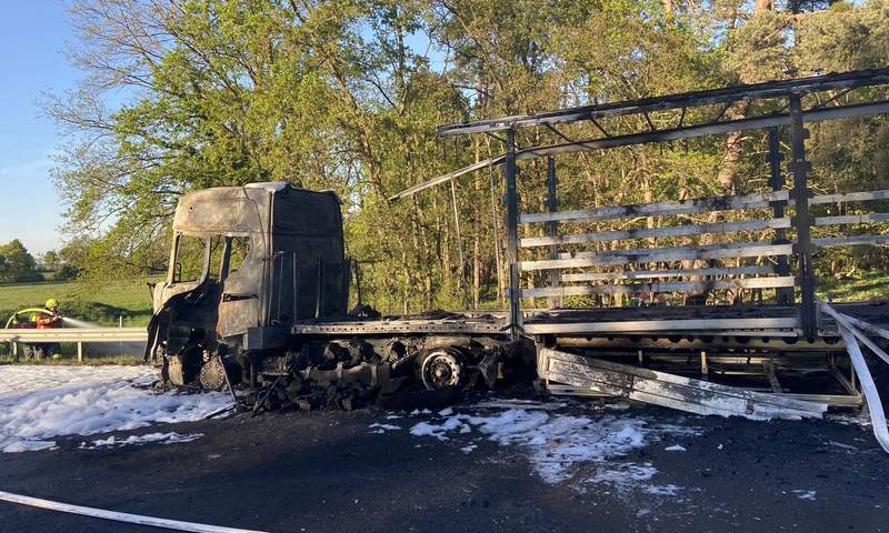 Auf der A 61 bei Schifferstadt ist am heutigen Donnerstagabend ein Lkw ausgebrannt. 
