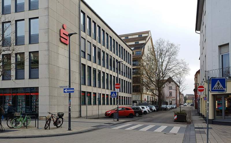 Im LDer Quartier Weißquartier-, Reduit- und Ostbahnstraße ist einiges los. Dort wird gewohnt, gearbeitet, eingekauft und geparkt. Foto. Stadt. LD. Frei.